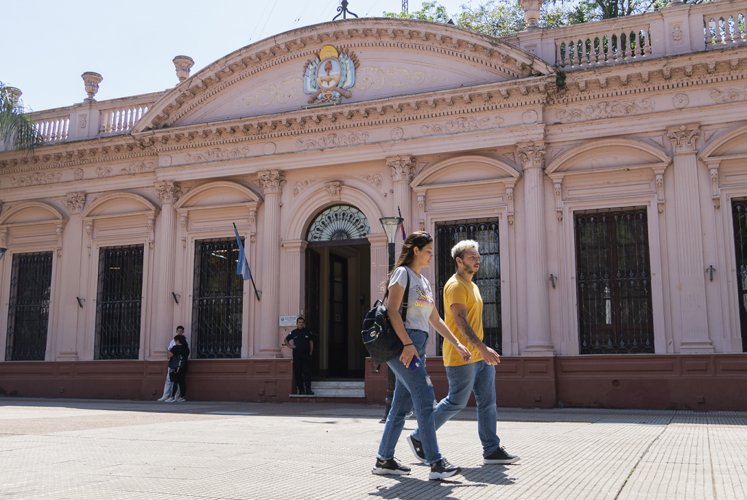 El gobernador anunció el pago de haberes de empleados estatales