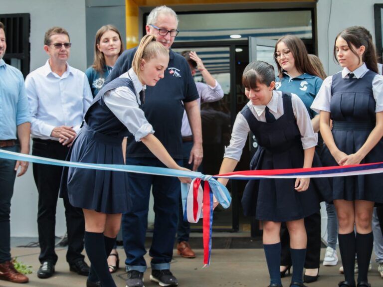 La Escuela de Robótica e Inglés de San Vicente abrió sus puertas